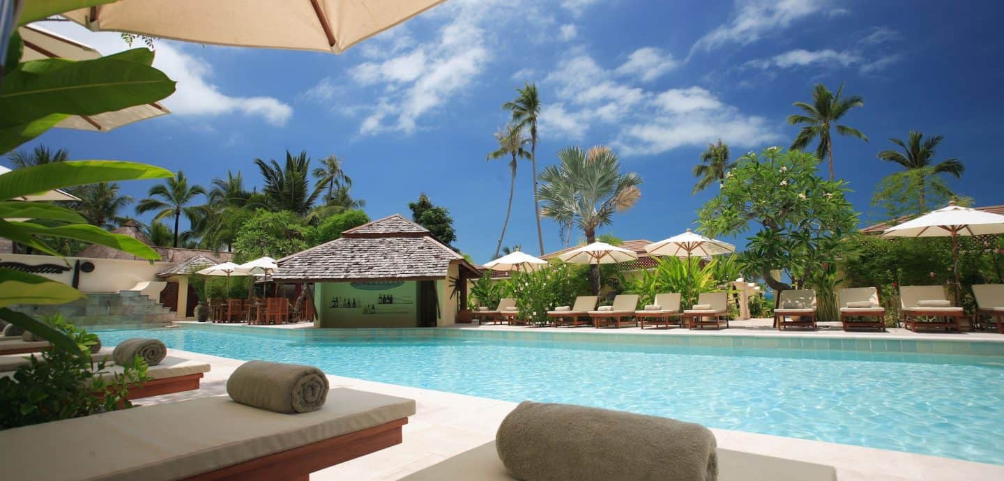 Hotelanlage mit Pool und Palmen