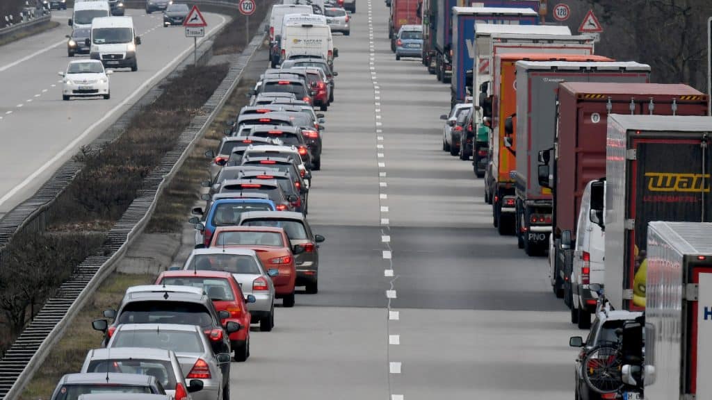 Auotfahrer bilden auf einer Autobahn eine Rettungsgasse