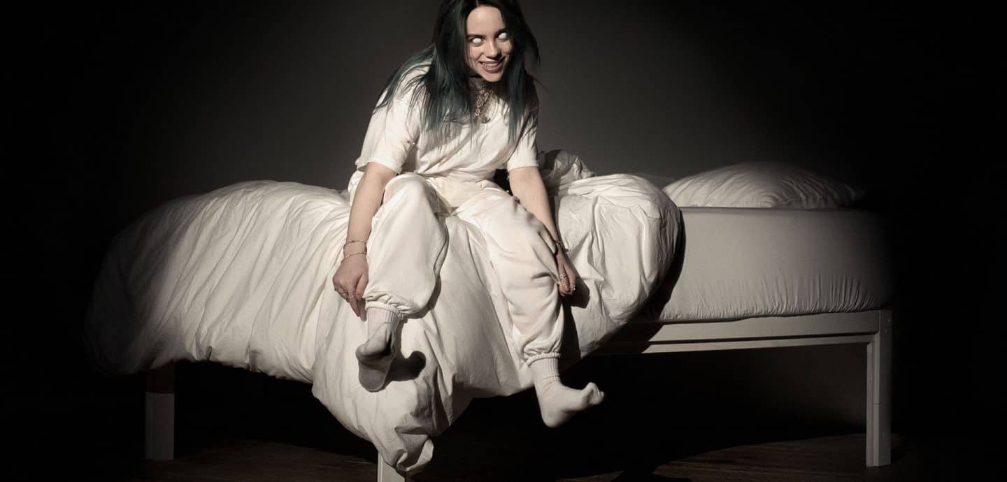 Billie Eilish sitzt auf einem Bett (c) Universal Music