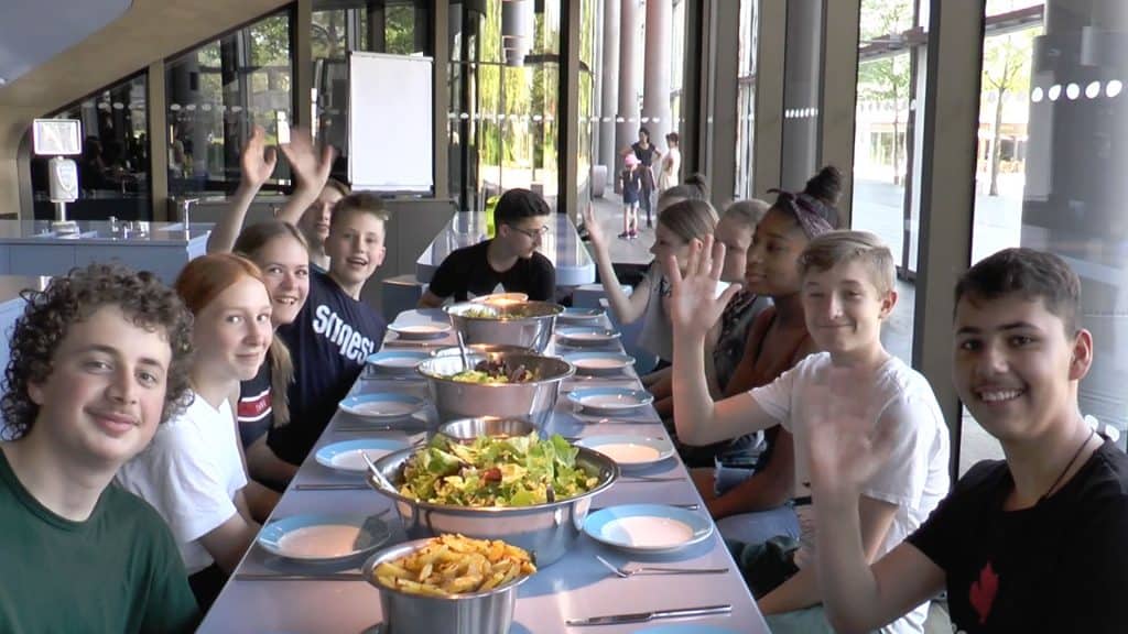 Die Schüler der Sally-Perel-Gesamtschule beim gemeinsamen Essen. Foto: Youtube