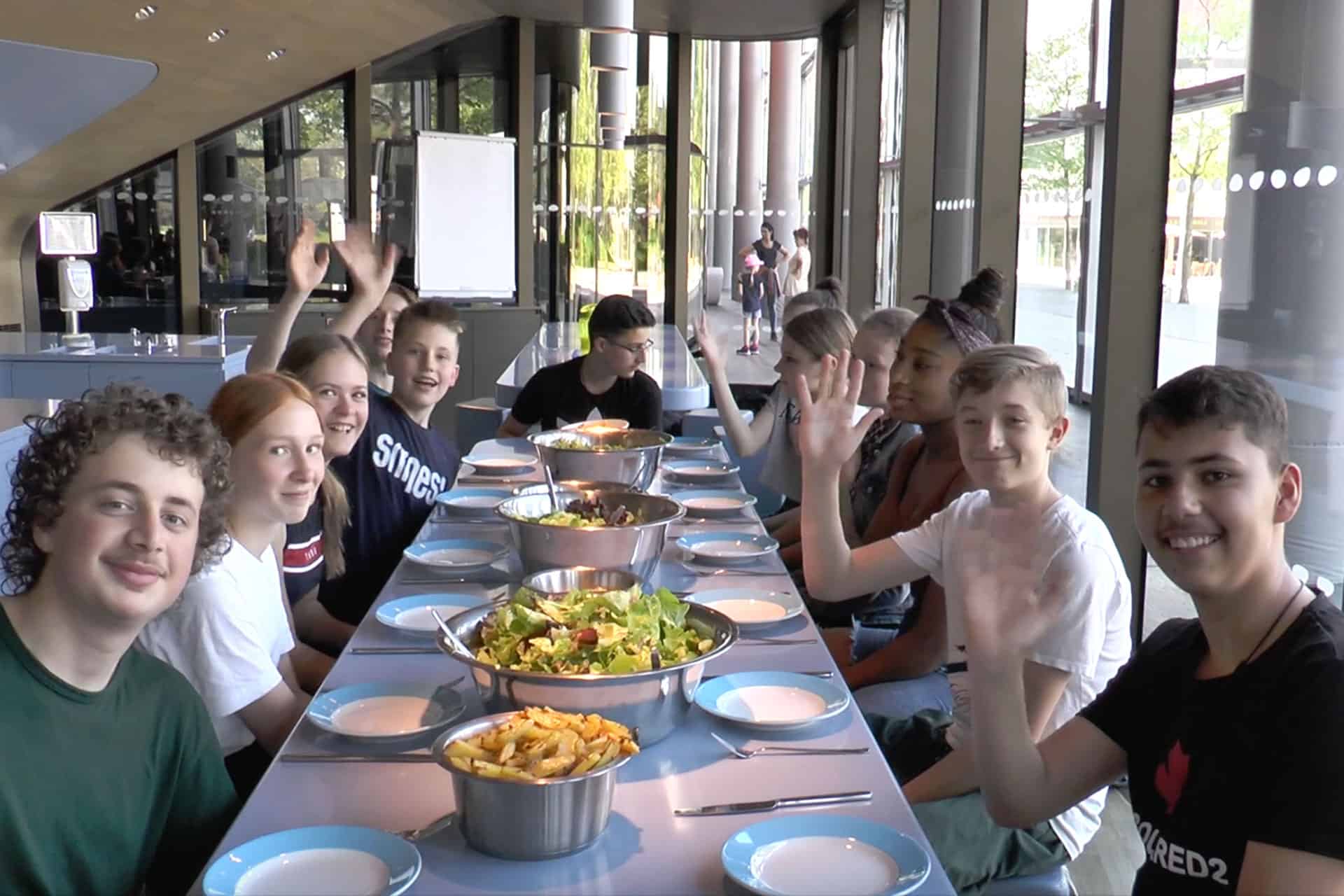 Die Schüler der Sally-Perel-Gesamtschule beim gemeinsamen Essen. Foto: Youtube