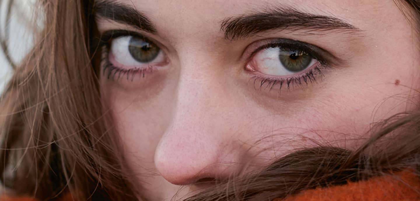 Frau mit braunen Augen auf dem Cover von „Lass mich“