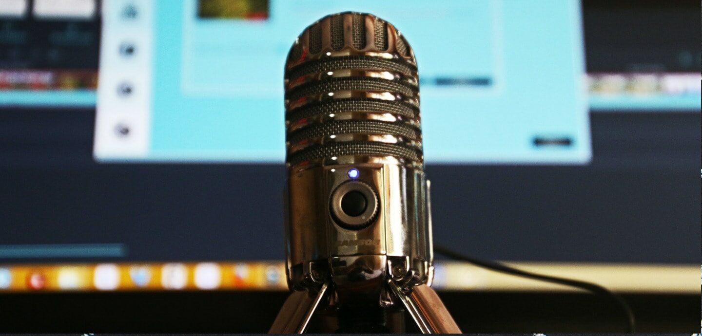 Podcast-Mikro auf Schreibtisch vor PC
