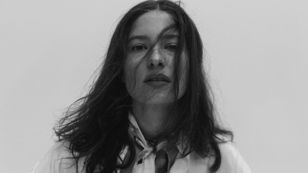 Porträtfoto in schwarz-weiß vom Model Marlene Kohrs.