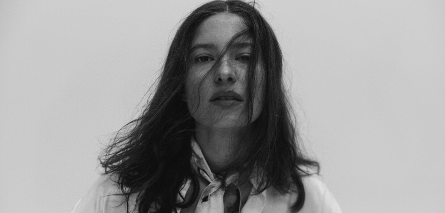 Porträtfoto in schwarz-weiß vom Model Marlene Kohrs.