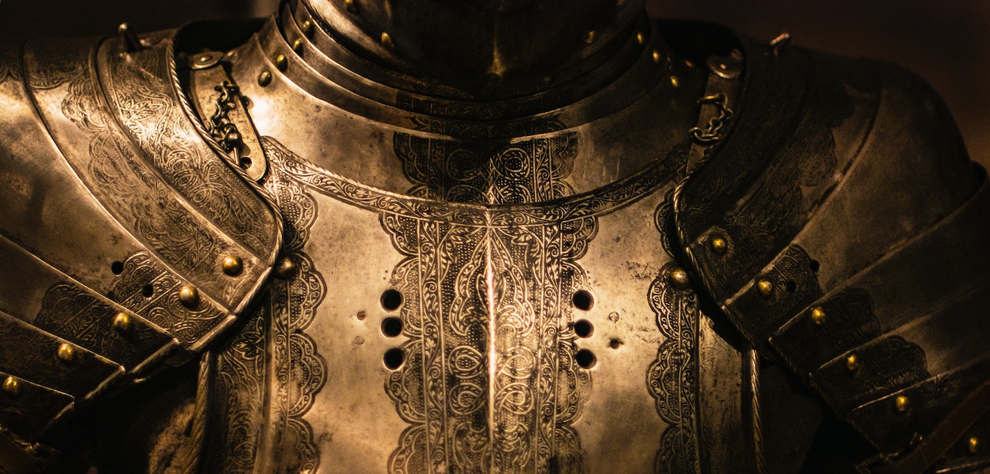 Der Torso einer alten, glänzenden Ritterrüstung ist in einer Nahaufnahme zu sehen.