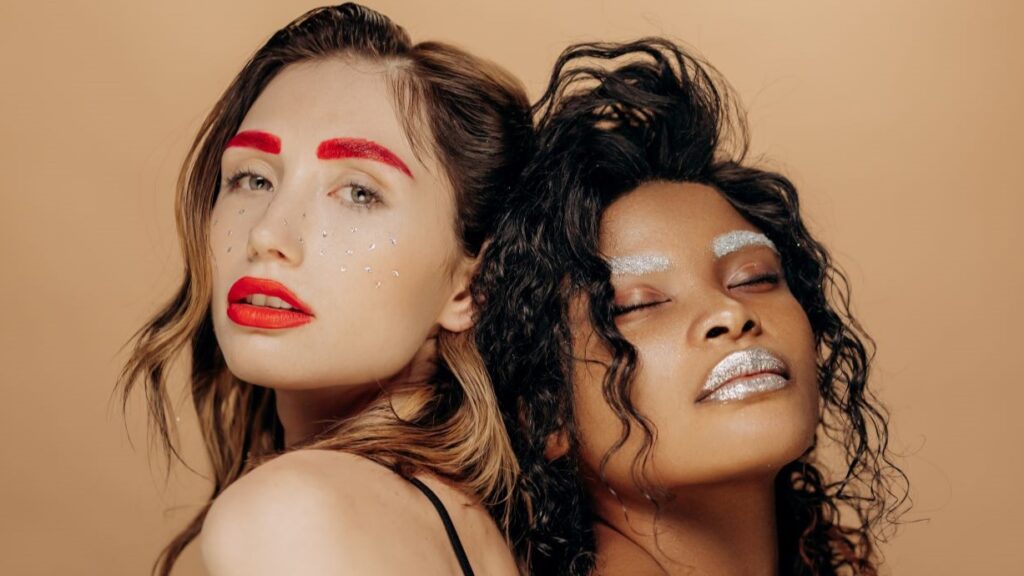 Zwei Frauen mit Make-Up