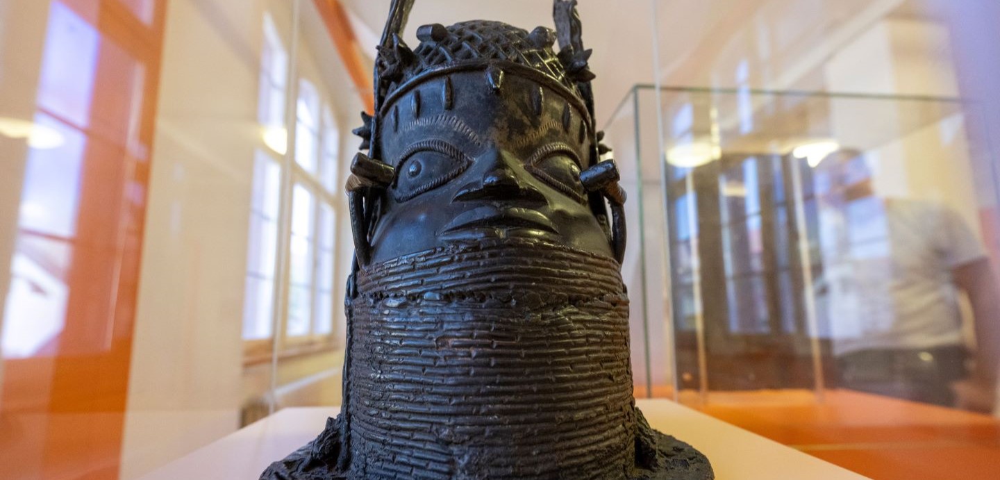 Ein Gedenkkopf (uhumwela) des Königreichs Benin aus dem 19. Jahrhundert ist noch im Museum Natur und Mensch in Freiburg zu sehen.