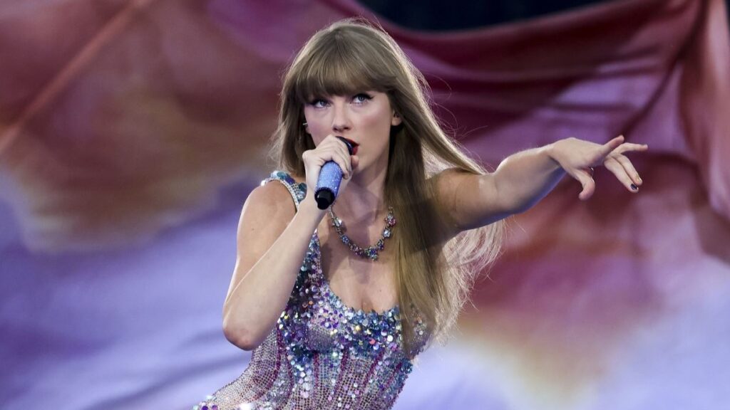 Taylor Swift beim Bühnenauftritt im Glitzer-Body.