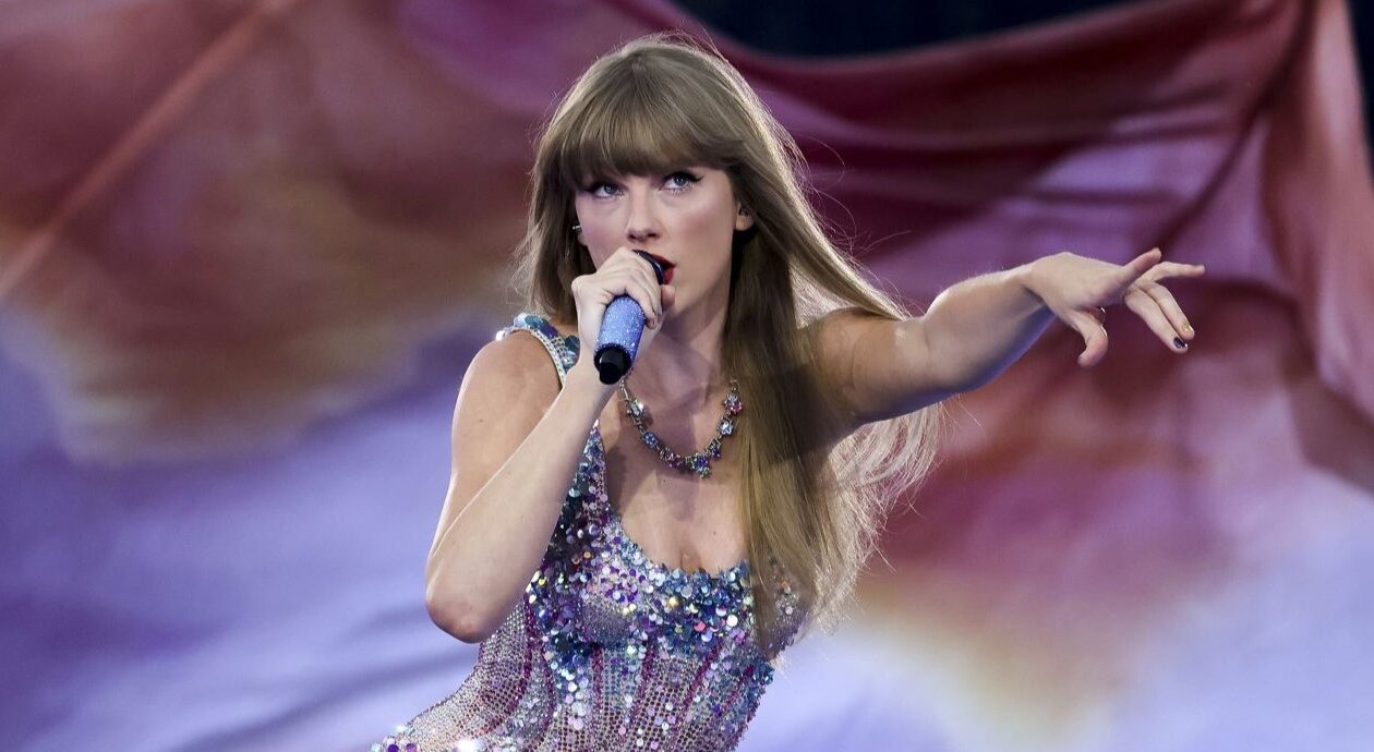 Taylor Swift beim Bühnenauftritt im Glitzer-Body.